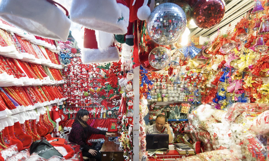 　全球超过6成的圣诞饰品都来自中国。（图源：半岛电视台）