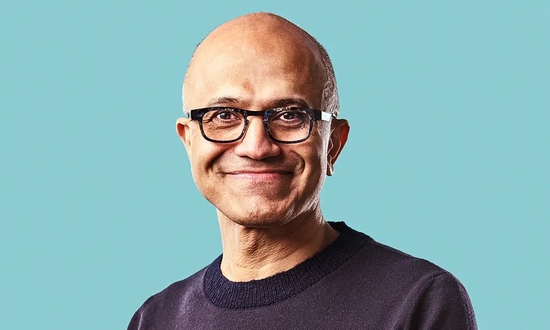 微软CEO萨蒂亚·纳德拉拒绝强硬的领导方式。图片来源：Photograph by Spencer Lowell for Fortune