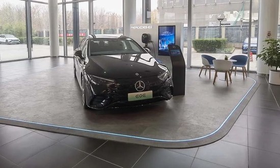 ▲京顺路奔驰门店的EQE展台