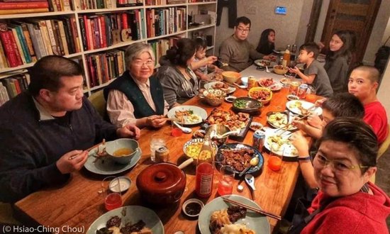 周晓晴（右下）在西雅图与家人欢庆农历新年。 美国驻华大使馆
