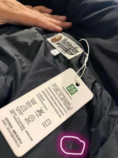 大汇仓店内服装上的线头与刮伤