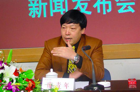 2004年，金华尼奥普兰公司董事长庞青年 向记者介绍“新航线”豪华卧铺客车