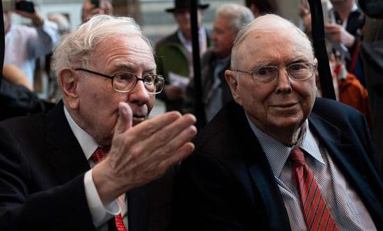  “股神”沃伦·巴菲特（Warren Buffett）与搭档查理·芒格（Charlie Thomas Munger）。  东方IC 图