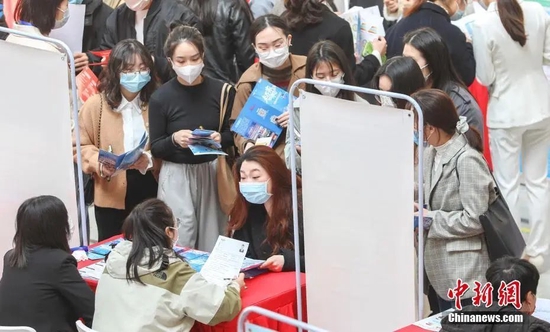 资料图：应聘者在排队等待面试。中新社记者 刘力鑫 摄