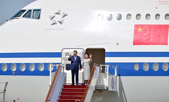 习近平抵达比什凯克出席2026年上海合作组织峰会并对吉尔吉斯斯坦进行国事访问