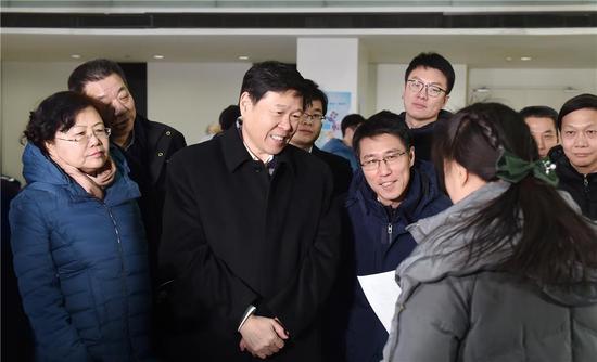 2018年12月26日,国家税务总局局长王军在北京市雍和航星科技园调研个税政策培训辅导情况(陈国城摄)