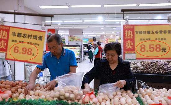  早在今年4月，重庆某超市蛋价已破“6”。 新华社图