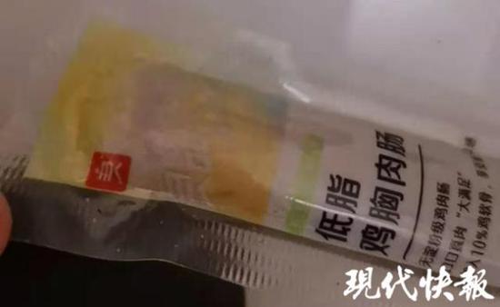 消费者发帖称良品铺子鸡肉肠生蛆被客服要求删帖 商家道歉