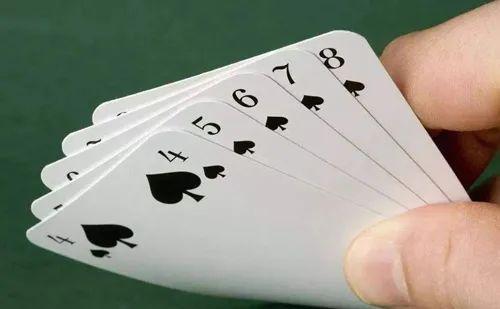 村民打牌时不满围观者插嘴 心脏病突发而亡谁负责？