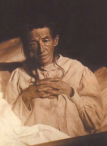 有时又朝他疯狂尖叫,害怕被他开膛破肚