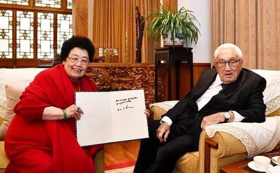 地产女王陈丽华谈丈夫唐僧38岁才相识我喊他迟到