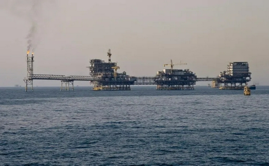 萨法尼亚油田位于波斯湾的沙特阿拉伯海域,向北延伸到沙特阿拉伯与