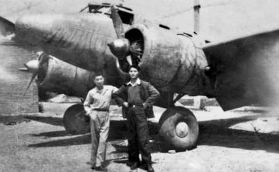 1947年，朱镕基（左）与郭道晖在一架国民党报废飞机前合影。