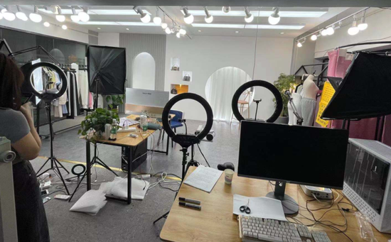 淘宝第一村的财富故事豪车一字排开直播带货还是老板娘卖力