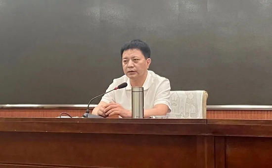 唐山市路北区召开会议,区委书记艾长征主持会议并讲话,区委副书记