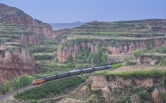 列车穿行在山西省晋中市境内太行山区的太焦铁路。
