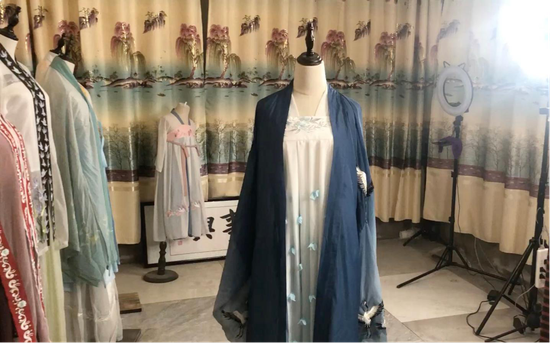 山东曹县汉服“创业”记：一年卖19亿 县长直播带货卖出3000件