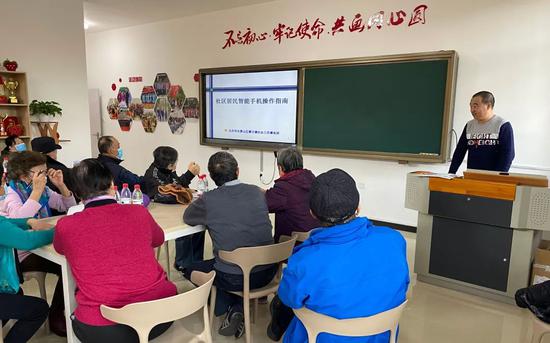 “征服”智能手机 老年人要过几关？