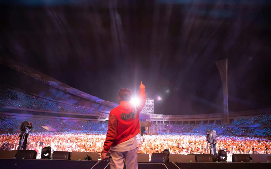 黃牛、經(jīng)紀(jì)公司、票務(wù)平臺的“一出好戲”。