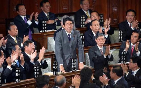  2012年安倍再次当选日本首相（图源：共同社）