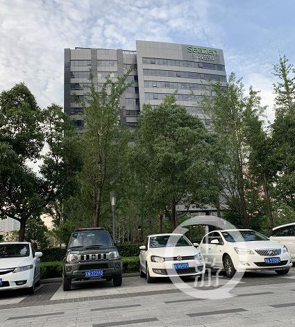▲7月3日下午6时的新城控股集团办公楼。摄影/上游新闻记者 时婷婷