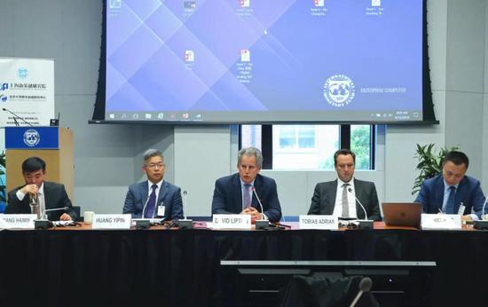 IMF第一副总裁David Lipton（左三）在内部研讨会上致辞