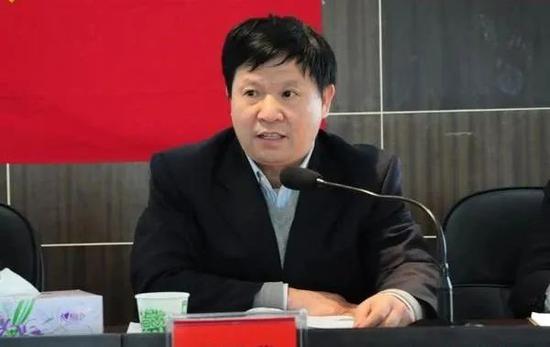 湖南一官员携子“投案”