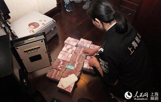 5月29日凌晨上海海关缉私警察清点查扣赃款。（游惠聪摄）
