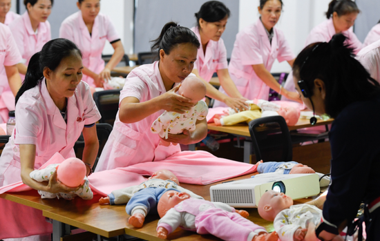 近年来,海南省儋州市重点打造“儋州月嫂”劳务品牌,解决大量农村中青年妇女的劳动就业问题。