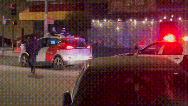 众目睽睽之下，一辆无人驾驶出租车违章后“逃逸”，美国警察懵了！网友调侃：绝对能载入史册