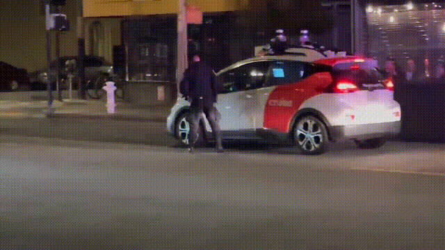 众目睽睽之下，一辆无人驾驶出租车违章后“逃逸”，美国警察懵了！网友调侃：绝对能载入史册