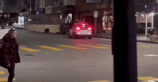 众目睽睽之下，一辆无人驾驶出租车违章后“逃逸”，美国警察懵了！网友调侃：绝对能载入史册