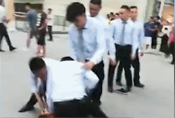 数名保安追打外卖员 动图截自澎湃新闻