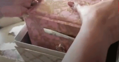 再打开是四个小金盒，每个小金盒都装着珠宝．．．．．．