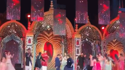 舞厅跳完了，外面还有一场喷泉烟火派对，大家一起狂欢，祈福，以及跳舞。