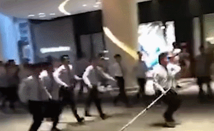 商场保安追打外卖员 动图截自澎湃新闻