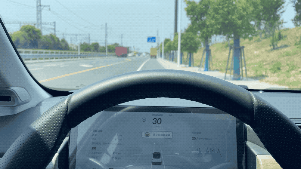 ▲小鹏P5在识别到静止车辆后提醒驾驶员接管