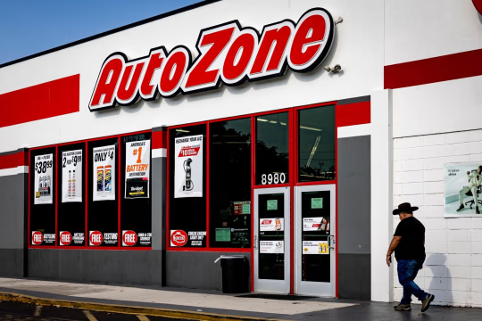 在 AutoZone 发布财报前夕，一名男子从其门店前走过。