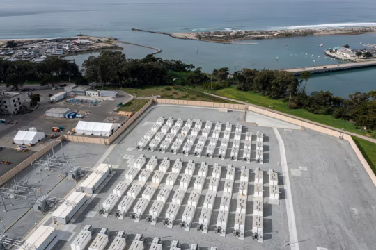 电动汽车市场遇冷，电池厂商转向电网与数据中心储能业务