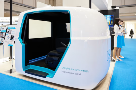 在日本出动出行展上，日本板硝子公司展示的车辆用调光玻璃。