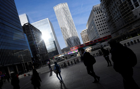 英国伦敦，冠状病毒爆发期间，人们走在金丝雀码头金融区街头。