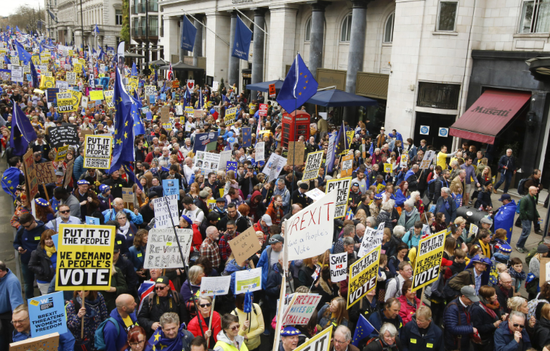 3月23日，在伦敦游行示威者。
