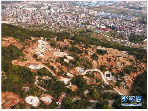 福清市城头镇一处被新建坟墓侵蚀的山体(3月26日无人机拍摄)。新华社记者 姜克红 摄