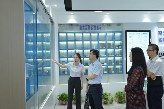 （参观徽商期货投资者教育基地）
