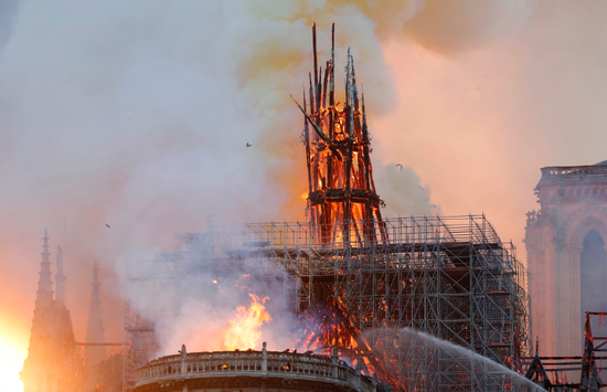 4月15日，巴黎圣母院大教堂起火。
