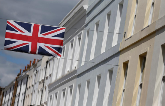 资料图片:2015年6月,英国伦敦市内一条街上悬挂的英国国旗.