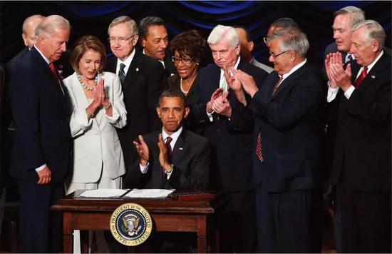 2010年7月美国前总统奥巴马在里根大楼签署了金融监管改革法案