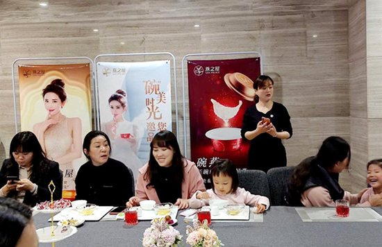 图：客户们品鉴燕窝甜品及茶点