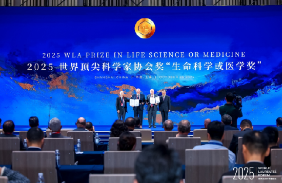 中国科学院院士陈竺与诺贝尔奖得主、加州大学伯克利分校教授兰迪·谢克曼为埃默尔和桑德奎斯颁奖