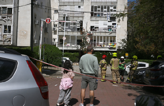 3月6日，一枚投射物落在以色列Givatayim，紧急救援人员赶到现场。